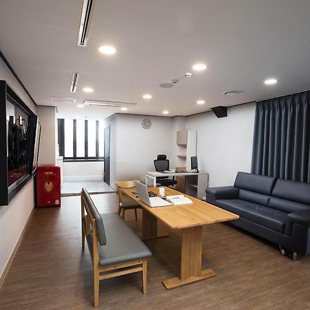 Cinema House Hotel In Busan Bagian luar foto