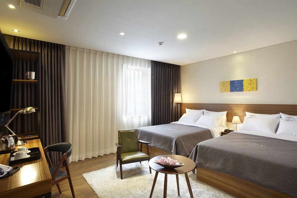 Cinema House Hotel In Busan Bagian luar foto