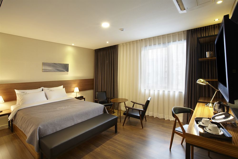 Cinema House Hotel In Busan Bagian luar foto