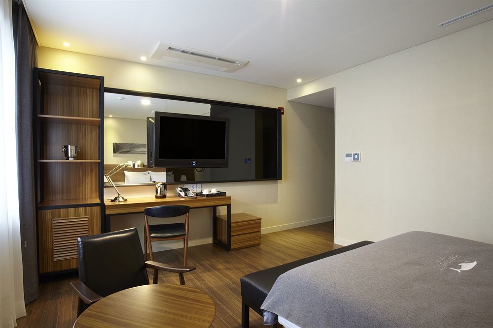 Cinema House Hotel In Busan Bagian luar foto