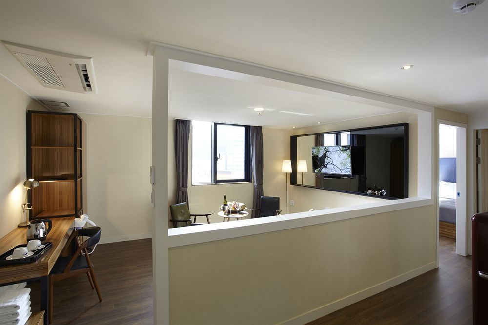Cinema House Hotel In Busan Bagian luar foto