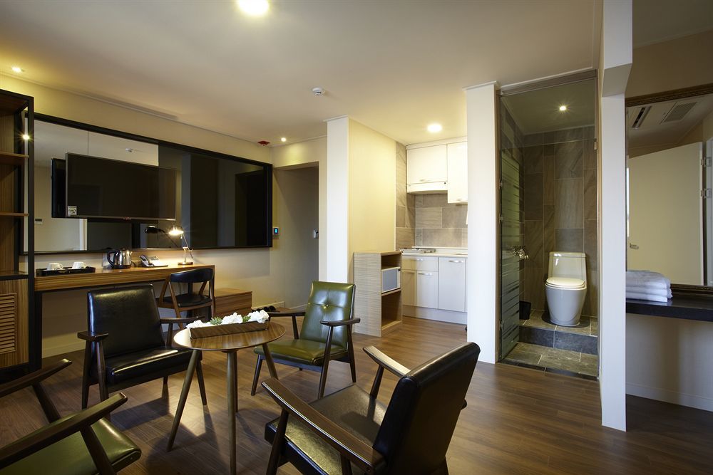 Cinema House Hotel In Busan Bagian luar foto