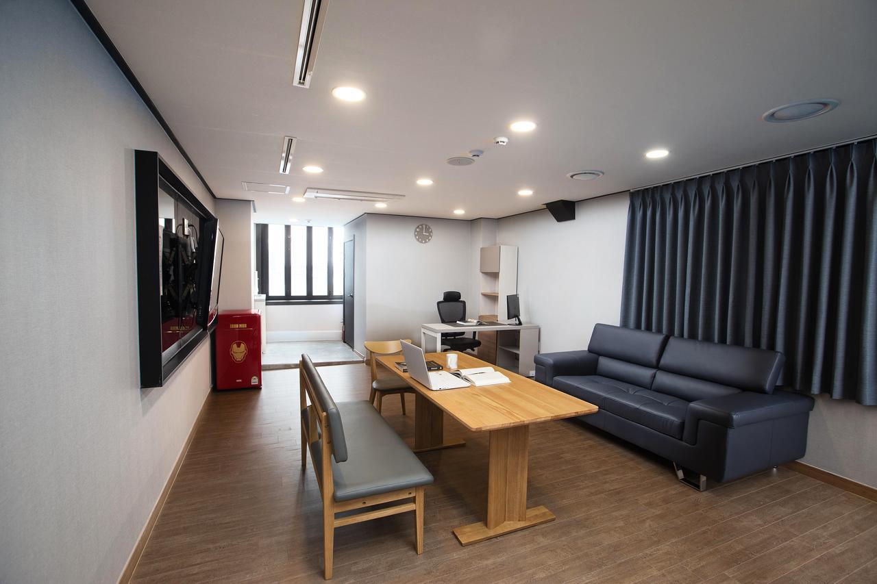 Cinema House Hotel In Busan Bagian luar foto