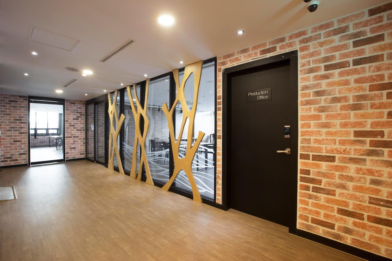 Cinema House Hotel In Busan Bagian luar foto